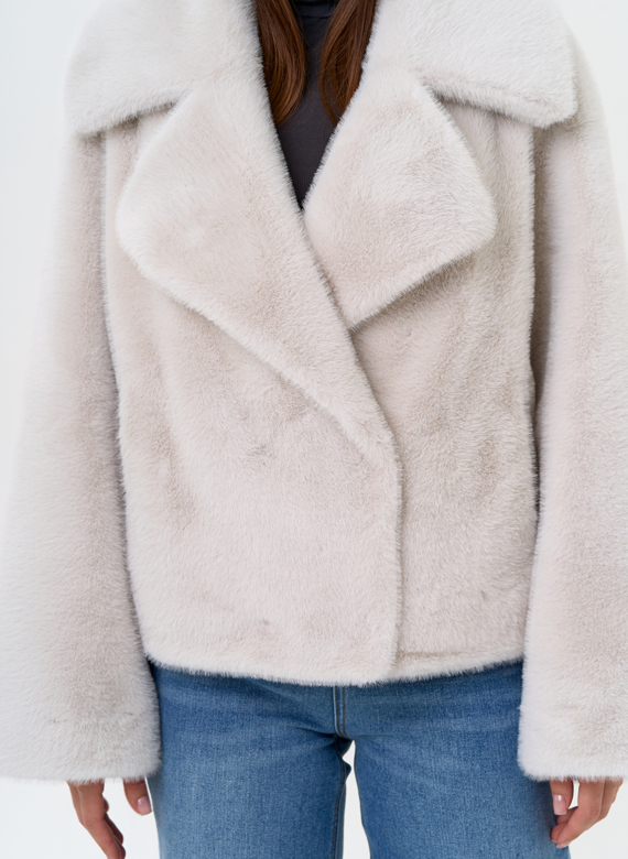 Женская куртка из эко меха с английским воротником