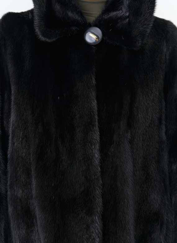Шуба из норки с капюшоном черного цвета