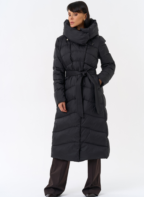 Женский длинный пуховик черного цвета с капюшоном