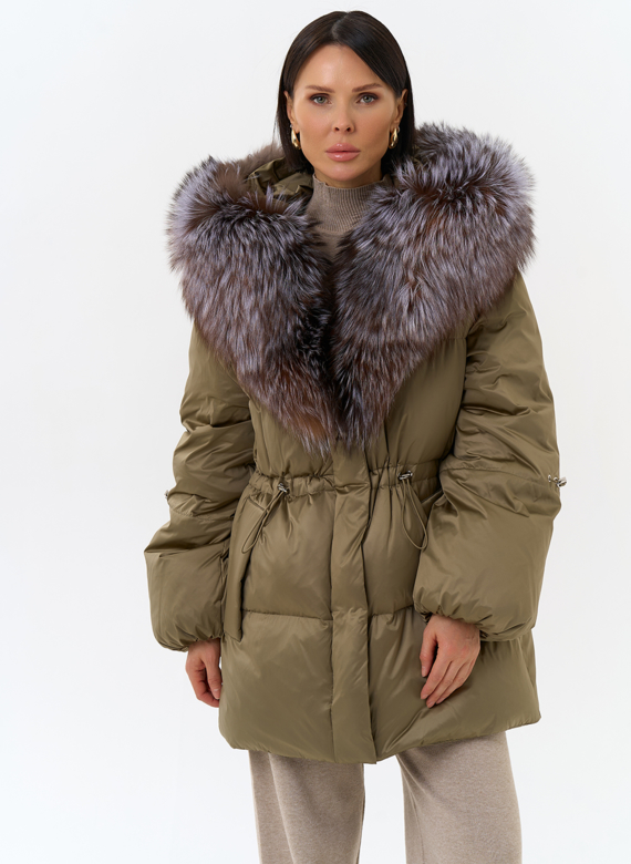 Женский пуховик с капюшоном из меха блюфрост