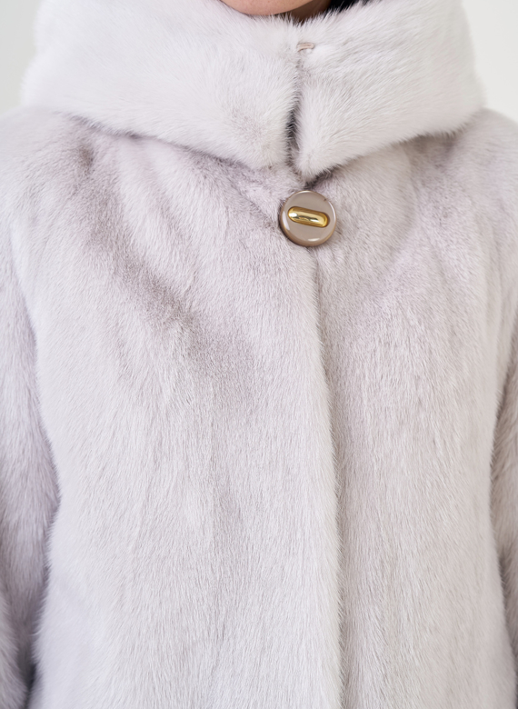 Светлая шуба из норки с капюшоном