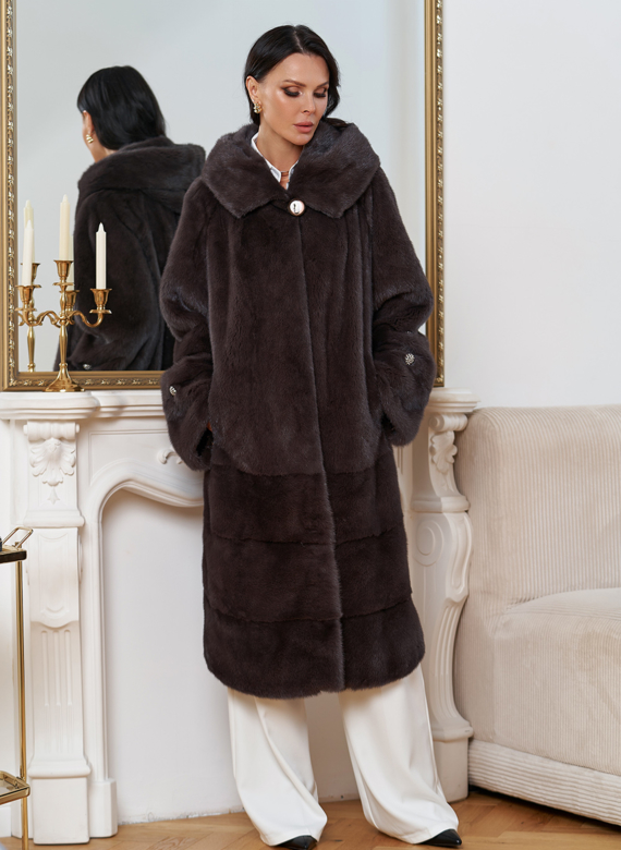 Женская шуба из меха норки с капюшоном 