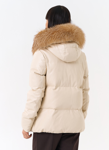 Женский пуховик из эко кожи с отделкой из натуральной лисы