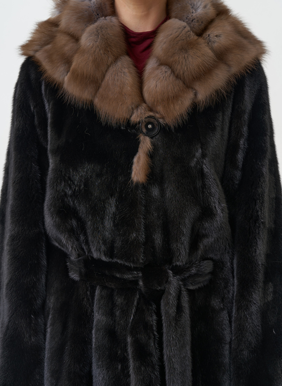 Норковая шуба с капюшоном из меха куницы