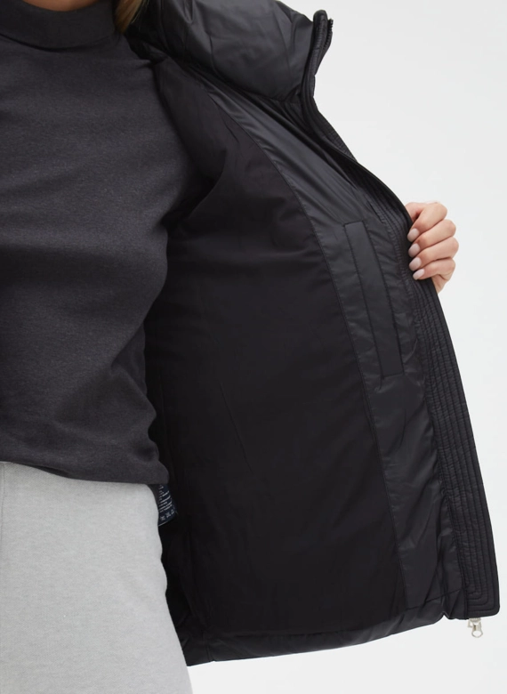 Женский пуховик черного цвета с капюшоном