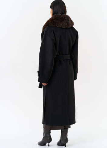 Женское утепленное пальто с отделкой из меха песца