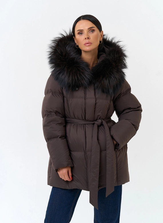Женский пуховик с мехом енота на капюшоне фото