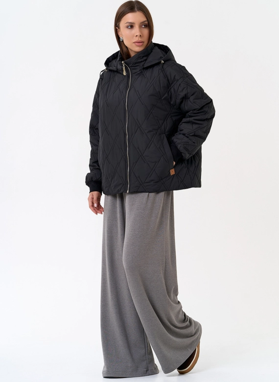 Женская куртка с капюшоном в черном цвете