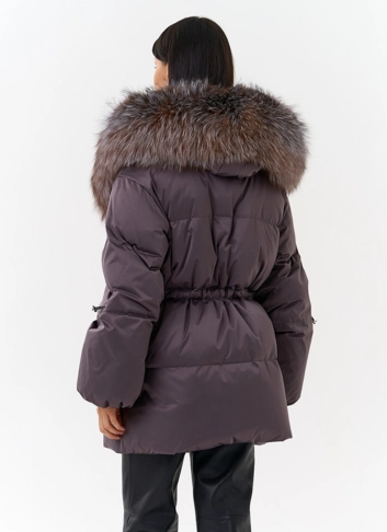 Женский пуховик с капюшоном из меха блюфрост