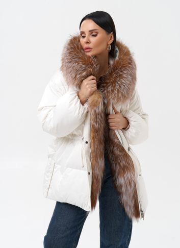 Женский пуховик с отделкой из меха лисы