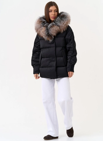 Женский пуховик с капюшоном из меха блюфрост