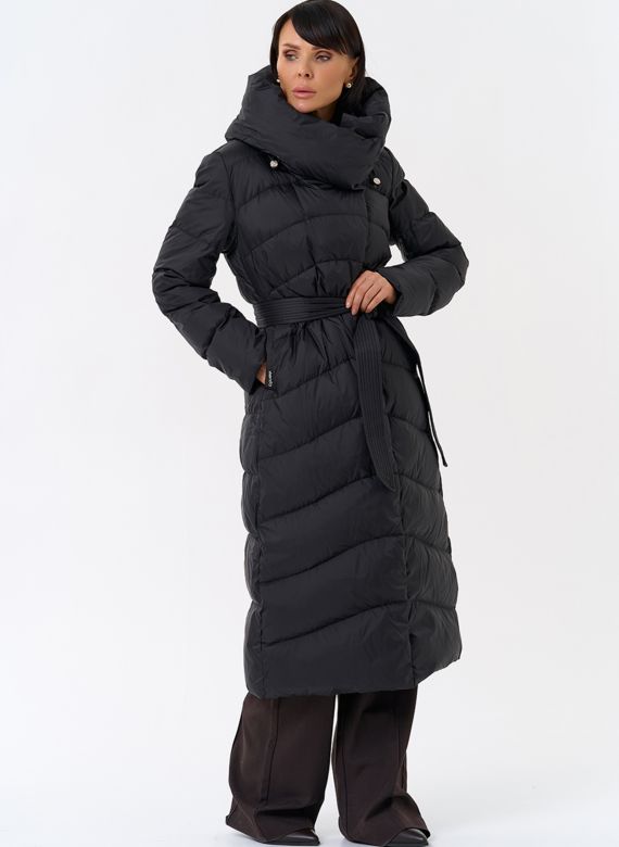 Женский длинный пуховик черного цвета с капюшоном